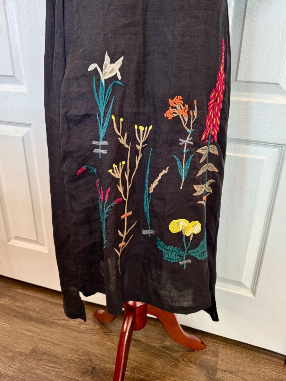 *NWOT, Woman's Midi, Size L, Linen-Cotton Black Dress Embroidered Floral Design - Picture 4 of 8
